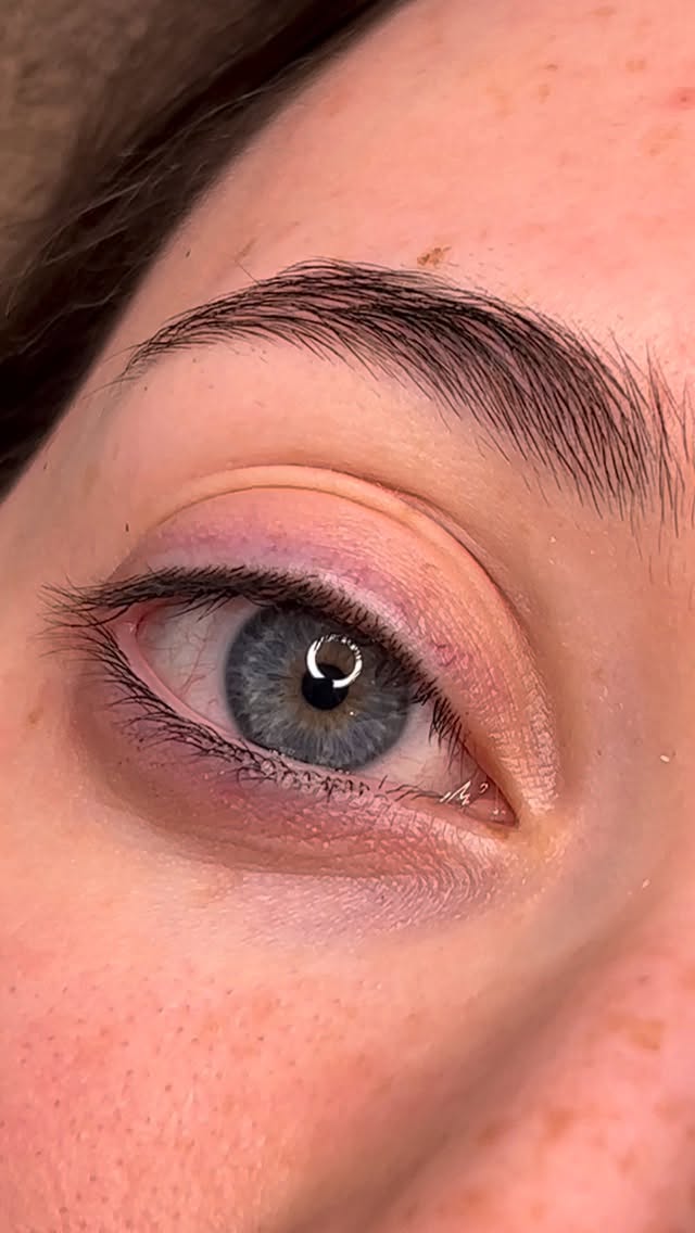 The power of lashes is incredible.
You see a classic Lashset changing the look of her eye immediately! Based in Basel ❤️📍