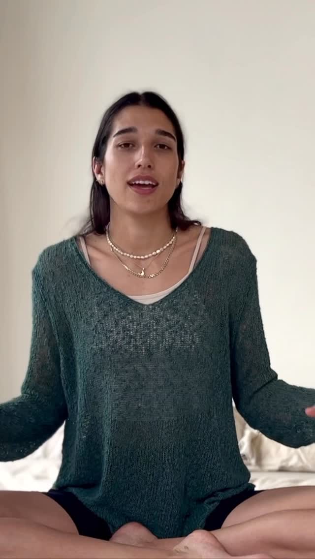 Selbstregulation heißt nicht, ruhig zu sein.
Sondern das Gegenteil.
Es heißt, lebendig zu sein.
Mit dem, was gerade da ist.
Mit deiner eigenen Reaktion.
Mit deiner eigenen Innenwelt.
Selbstregulation bedeutet (in meiner Welt) nicht, dich runterzuregulieren
- sondern eine angemessene Reaktion auf das zu haben, was gerade wirklich passiert.
Und das passiert nicht über Kontrolle,
sondern über Spüren.
Über kleine somatische Fähigkeiten, die einen großen Unterschied machen und
die du lernen kannst.
In dieses Video nehme ich dich mit.
Ab morgen kannst du dir die Praxis kostenfrei runterladen.
Heute gibt’s einen kleinen Sneak Peek.
💌 Kommentiere „Regulation“ und ich schick dir das Video direkt zu.
xx,
Aurora