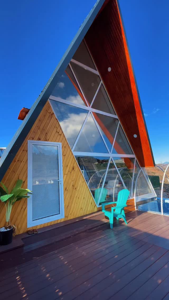 Birlikte gitmek istediğin arkadaşına gönder 🤍
Doğayla iç içe, göl manzaralı 3 katlı bungalovumuz misafirlerini bekliyor 🌿
🛎 Rezervasyon Kodu: 2602
🏡 Bungalov Özellikleri:
• En üst kat: Manzaralı çift kişilik yatak
• 2. kat: Çift kişilik yatak odası
• Alt kat: Salon, tam donanımlı mutfak, jakuzi odası ve banyo
🛁 Jakuzi odası, göl manzaralı penceresi olan, kapalı, ahşap ve özel tasarlanmış şık bir alan.
🍳 Mutfak tam donanımlı; ocak, buzdolabı ve elektronik aletler mevcut.
🍽 Salonda yemek masası bulunuyor.
🌿 Bahçe & Dış Alan:
• Kendine ait özel bahçe
• Bahçede barbekü
• Ateş çukuru
• Açık doğa ve göl manzarası
🏊♀️ Teras:
• Korunaklı sonsuzluk havuzu
🔥 Konfor:
• Şömine
• Isıtma sistemi
• Wi-Fi
• TV & Netflix
• Korunaklı otopark
Sessizliğin, manzaranın ve konforun bir arada olduğu bu özel bungalovda keyifli bir kaçamak sizi bekliyor 🌲✨
📩 Detaylı bilgi ve rezervasyon için bizimle iletişime geçebilirsiniz.
#mersinbungalov #bungalovtatili #bungalov #arslanköybungalov #bungalovevleri