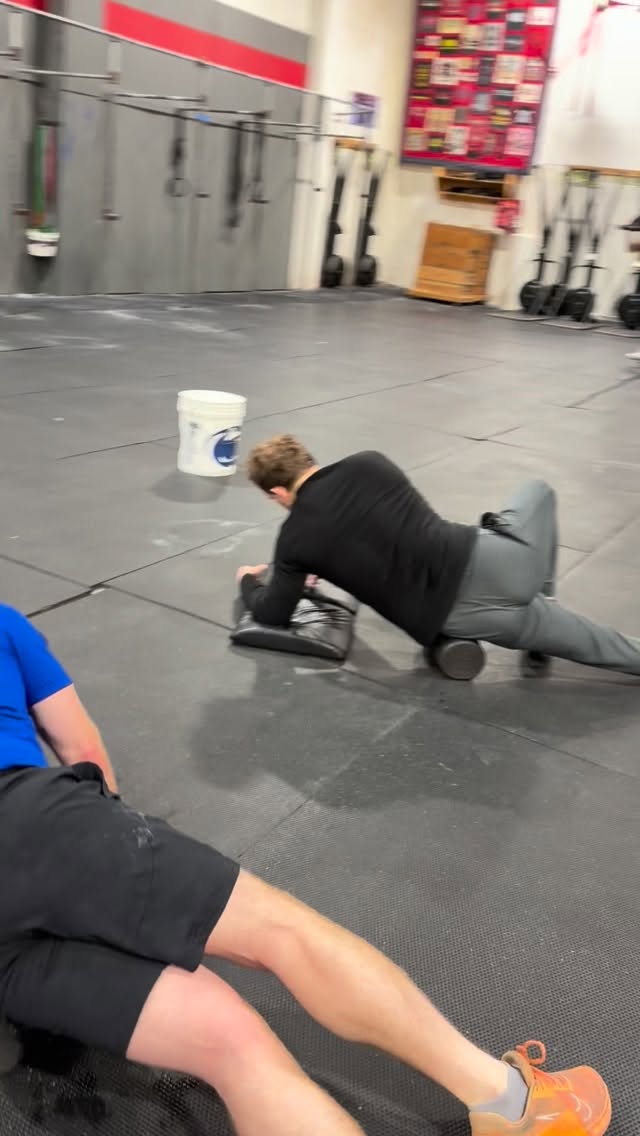 Tuesday Mobility Session at CrossFit KOP 🙌
Focused on foam rolling the lateral hips & hip flexor region, then wrapped it up with a couch stretch against the wall 🔥