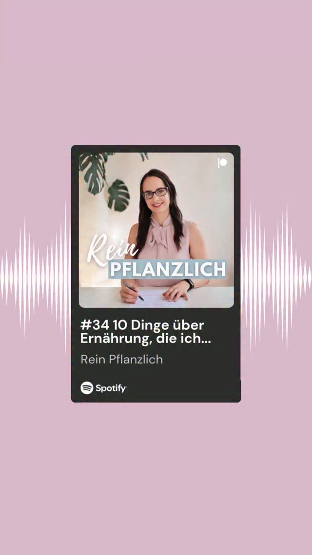 Wir alle wissen, dass Ernährung wichtig ist. Und trotzdem habe ich viele Dinge erst viel später wirklich verstanden. Anlässlich meines 30. Geburtstags teile ich deshalb zehn Learnings über Ernährung, Gesundheit und Mindset, die ich gern schon vor zehn Jahren gewusst hätte. 😊
Es geht darum, warum Ernährung immer im Zusammenhang mit Stress, Schlaf und Psychologie gesehen werden muss und weshalb auch eine vegane Ernährung nicht automatisch ausgewogen ist. Außerdem spreche ich über Routinen, den Einfluss von Social Media auf unser Körperbild und darüber, warum Blutwerte oft nicht die ganze Wahrheit über unsere Nährstoffversorgung erzählen.
Viele dieser Dinge wusste ich theoretisch schon früher. Aber zwischen etwas zu wissen und es wirklich zu verstehen liegt oft ein großer Unterschied.
Wenn du dich für Ernährung interessierst oder dir mehr Klarheit und Balance im Alltag wünschst, ist diese Folge genau für dich. 👍
"Rein pflanzlich" gibt es auf YouTube und überall, wo es Podcasts gibt. 🎙️