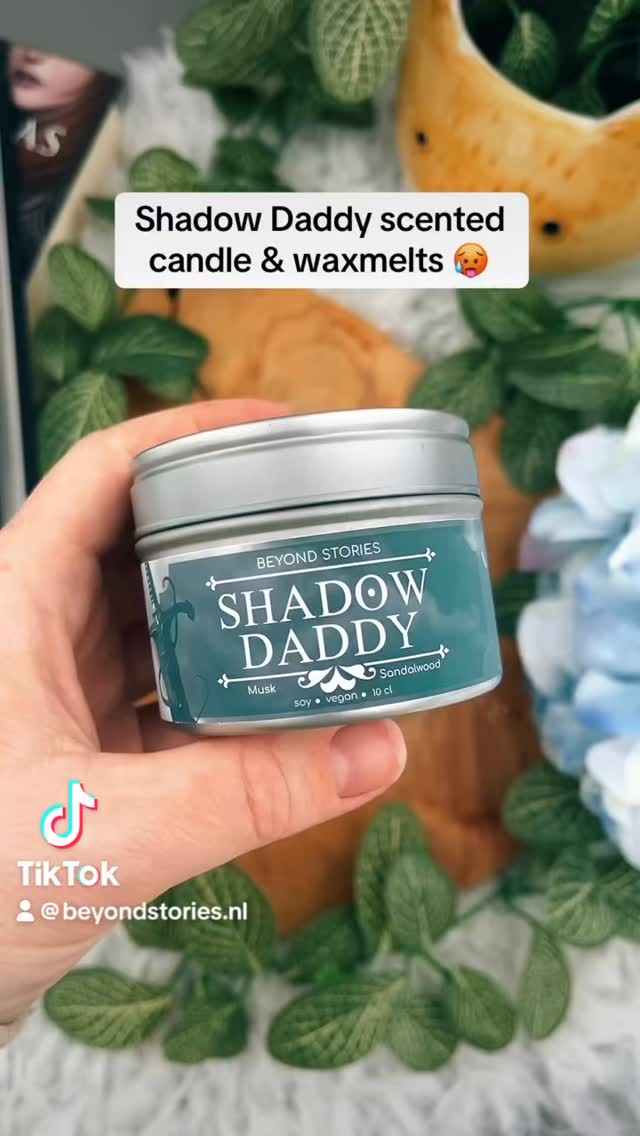 Q; Wie is jouw favoriete Shadow Daddy? 👀
Kingfisher, 100% 😏🥵
.
.
.
#shadowdaddy #bookstagram #bookishcandles #smallbusinessowner #booktok