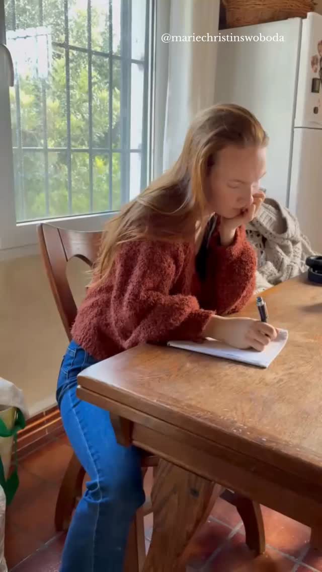 Nach außen wirkst du klar, entscheidungsstark, belastbar.
Du organisierst, führst, funktionierst. Auf dich ist Verlass.
Aber innerlich fühlt es sich oft anders an.
Sobald du die Kontrolle verlierst oder etwas abgeben sollst, zieht sich in dir etwas zusammen.
Du bist nicht dominant, aber dein System stellt Sicherheit über Kontrolle her.
Vielleicht hast du früh gelernt:
Wenn ich wachsam bin, passiert nichts.
Wenn ich stark bin, bricht nichts auseinander.
Wenn ich alles im Blick habe, bin ich sicher.
Also hältst du fest.
An Abläufen, an Verantwortung, am Selber machen. Doch echte Sicherheit entsteht nicht durch Kontrolle.
Sie braucht erstmal Regulation. Oft hilft dir dein Tier dabei. Oft spiegelt es dich aber auch mit seinem Verhalten und zeigt dir, dass es zuviel Stress, Anspannung und Druck ist.
Und genau hier beginnt Veränderung, wenn du das wahrnehmen kannst.
Wenn du testen möchtest, wie stark dein Nervensystem gerade im Schutzmodus läuft
und warum Loslassen sich für dich so bedrohlich anfühlt:
Kommentiere CHECK und ich sende dir meinen 0€ Self-Check.
#InnereSicherheit #Kontrollverhalten #Nervensystemregulation #StarkeFrau Stressmuster
Kontrolle als Schutzmechanismus, starke Frau innere Unsicherheit, Nervensystem im Alarmmodus, fehlende Sicherheit verstehen, Regulation statt Kontrolle