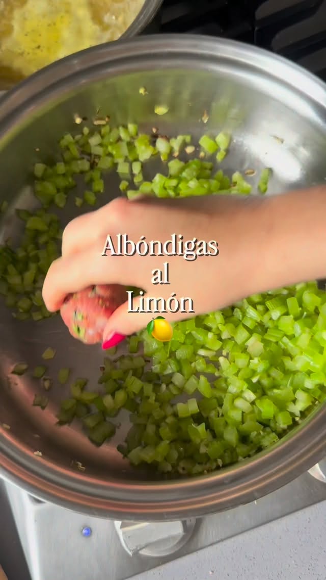 Albóndigas al limón con cuscús 🍋✨
(para 6 personas · 45 minutos)
Una receta completa, fresca y perfecta para variar la carne de siempre sin complicarte.
Ingredientes
½ cebolla
1 kg de carne molida
1 taza de pan molido o panko
1 huevo
½ taza de perejil picado finamente
½ taza de menta picada finamente
1 cucharadita de sal
¼ cucharadita de pimienta negra
Para la salsa:
3 cucharadas de aceite de aguacate
2 dientes de ajo picados finamente
4 ramas de apio picadas finamente
Para el caldo:
1 taza de agua
1 cucharada de consomé de verduras
Jugo de 3 limones
Sal de mar al gusto
Para el cuscús:
2 tazas de cuscús
2 tazas de agua caliente
1 cucharadita de sal de mar
1 cucharada de aceite de oliva
Preparación
1. Ralla o pica muy finamente la cebolla.
2. En un bowl, mezcla la carne, pan molido, huevo, cebolla, perejil, menta, sal y pimienta.
3. Forma bolitas con la mezcla (más fácil con manos húmedas).
4. En una sartén amplia, calienta el aceite y sofríe el ajo y el apio por 1 minuto.
5. Agrega las albóndigas y séllalas por todos lados hasta que estén doradas.
6. Mezcla el agua, consomé, jugo de limón y sal para formar el caldo.
7. Añade el caldo a la sartén, tapa y cocina a fuego bajo por 12 minutos (deben quedar jugosas con un poco de caldo).
8. Para el cuscús: colócalo en un bowl, agrega agua caliente y sal, tapa y deja reposar 5 minutos.
9. Esponja con tenedor y añade aceite de oliva.
10. Sirve las albóndigas con el cuscús.
Guárdala porque es de esas recetas que sí se vuelven parte del menú semanal 💛