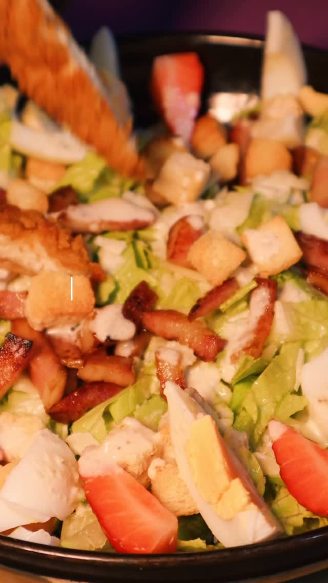 🗽✨ Mezcla perfecta de texturas, salsa César y el toque fresco de las fresas. ¿Te vienes a probarla?
📍 Plaza de la Iglesia, La Línea
📲 856 159 168
#copas #lalinea #merienda #coctel #campodegibraltar