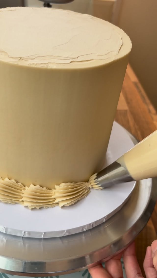 A classy cake for a baby shower🥰👶🏼
#babyshowercake #pipingcake #decoratewithme #portlanddorset #dorsetbaker