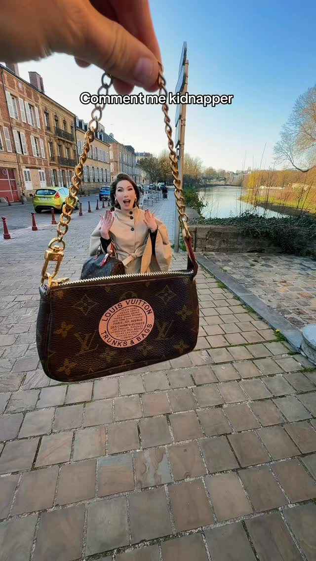 #louisvuittonlover 🤭💕
Cette magnifique Mini Pochette accessoires sera dispo sur notre Vinted any. chance dès samedi 21 mars et dès le 19 mars sur notre site www.any-chance.fr 💕
#friperieenligne #vinted #louisvuitton