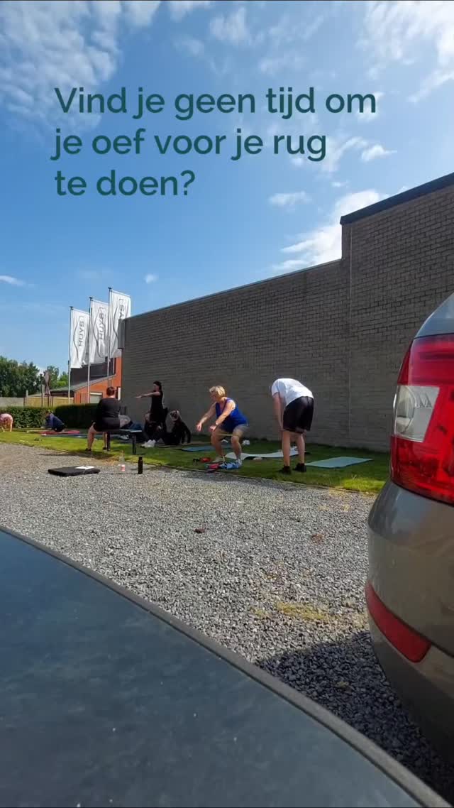 Je voelt je rug opnieuw op het einde van de dag en denkt:
"Verdorie, ik zou echt mijn oefeningen terug moeten doen."
Maar te weinig tijd, niet goed weten of je ze juist doet en… zorgen ervoor dat ze wat stof blijven vangen.
Dan heb ik iets voor jou!
Een goede schop onder je kont, samen met gelijkgestemden en in een leuke omgeving. Het nuttige aan het aangename koppelen, zeg maar 😉
*Core & Aperitief*
Een zondagvoormiddag waarin we samen buiten bewegen, werken aan een sterke core en je rug de aandacht geven die ze verdient.
Geen saaie oefeningen in je eentje thuis.
Wel samen bewegen, leren waar je op kan letten, frisse lucht en hopelijk een zonnetje met een aperitief!
Er zijn al 7 van de 12 plekjes ingevuld voor 12 april, dus wees er snel bij.
Stuur me een berichtje via Instagram of WhatsApp om je plekje te reserveren.