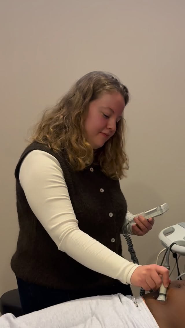 👶 Welkom Lisa!
De komende 6 weken loopt student verloskunde Lisa stage bij ons in de praktijk. Lisa zit in haar derde jaar van de opleiding verloskunde en zal de komende tijd met ons meelopen tijdens spreekuren, diensten en bevallingen. Mocht je hier bezwaar tegen hebben, laat het gerust aan ons weten.
——
Lieve allemaal,
Mijn naam is Lisa van der Stelt. Ik zit in het derde jaar van de opleiding verloskunde aan de Hogeschool Rotterdam.
Ik woon in Barendrecht, hiervoor heb ik de studie mbo verpleegkunde afgerond.
Verloskundige worden was altijd al een droom en ik heb het dan ook enorm naar mijn zin! Het blijft bijzonder aanwezig te zijn bij het proces van en naar het ouderschap.
Vanaf 16 maart tot en met 24 april loop ik stage bij verloskundigepraktijk Zuidwijk. We kunnen elkaar dan tegenkomen tijdens het spreekuur, de bevalling of de kraamweek. Mocht je het niet prettig vinden als ik aanwezig ben, geef dit dan vooral aan bij de verloskundige of bij mij.
Ik kijk ernaar uit jullie te ontmoeten!
Tot snel.
Liefs, Lisa
#verloskunde