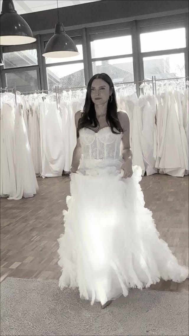 Heute zeigen wir dir etwas, das viele unterschätzen.
Durch Licht, Perspektive, Umgebung
und das gekonnte In-Szene-Setzen
können Brautkleider online ganz unterschiedlich wirken.
Manchmal sogar besser, manchmal einfach… anders.
Und genau so entstehen Bilder,
die Emotionen wecken —
aber nicht immer das echte Gefühl zeigen.
Denn wenn du bei uns im Laden vor dem Spiegel stehst,
geht es um etwas ganz anderes.
Nicht um den perfekten Winkel.
Nicht um den Filter.
Sondern nur um dich.
Wie sich das Kleid auf deiner Haut anfühlt.
Wie du dich darin bewegst.
Welche Ausstrahlung es dir gibt.
Welches Gefühl bleibt.
Ein Brautkleid entscheidet man nicht mit dem Auge allein.
Sondern mit dem Herzen.
Und genau dabei begleiten wir dich —
mit Feingefühl, Erfahrung und ganz viel Herz
auf deinem Weg zu deinem Kleid.
#hochzeitskleid #weddingdress #hochzeit2026 #verlobt #bridetobride
BRAUTMODE • BRAUTKLEIDER • HOCHZEIT