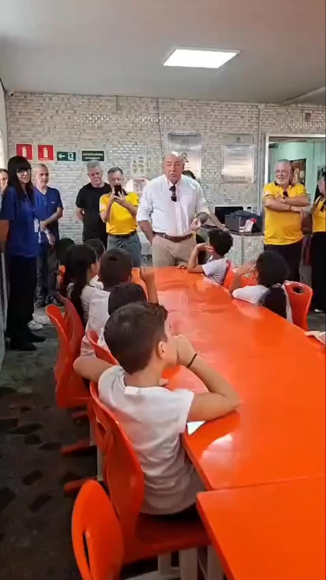 Um dia especial aqui no Educandário Santista! 😁✨
Recebemos com muita alegria a visita do Lions Clube Internacional de Santos, que realizou a doação de Kits de Educação em Saúde Bucal para nossas crianças, por meio da campanha Sorriso Saudável, Futuro Brilhante. 🦷💙
Com muito carinho e dedicação, o Dr. Marcelo Rodrigues dos Santos, Cirurgião-Dentista, trouxe orientações importantes sobre higiene bucal de forma leve, divertida e cheia de atenção. Foi um momento mágico, descontraído e de muito aprendizado para todos!
Tudo acompanhado de perto pelo nosso Presidente, Sr. Branco, reforçando o cuidado e o compromisso com o bem-estar das nossas crianças. 💙
Nosso Presidente e toda a Diretoria agradecem imensamente ao Lions Clube Internacional de Santos e ao Dr. Marcelo Rodrigues dos Santos por esse gesto de cuidado e parceria.
Acreditamos que cuidar do sorriso desde cedo é plantar um futuro mais saudável e feliz. Nosso muito obrigado por essa parceria tão especial! 🙏✨
