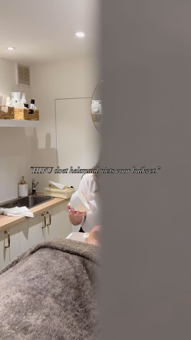 HIFU wordt vaak gezien als dé behandeling voor een strak en stralend gezicht… maar wist je dat je er ook prachtige resultaten mee kan bereiken voor je lichaam? ✨
In deze reel zie je enkele voor en na’s van de buikzone na een kuurbehandeling van HIFU 👀:�➡️ zichtbaar minder buikvet�➡️ een strakkere buik�➡️ en minder lijnen en striemen
Klaar om zelf het verschil te ervaren? 🤍�Geniet nog tot eind maart van onze exclusieve actie op de HIFU (Liftboost) behandeling voor de (boven- of onder)buik:
✨ 6 behandelingen (1x per maand gedurende 6 maanden)�- 3 Liftboost behandelingen�- 3 cupping behandelingen�💶 Voor €999 i.p.v. €1150�🎁 Inclusief gratis thuisverzorgingsproduct
Waar wacht je nog op?�Boek je afspraak via www.purelle.be