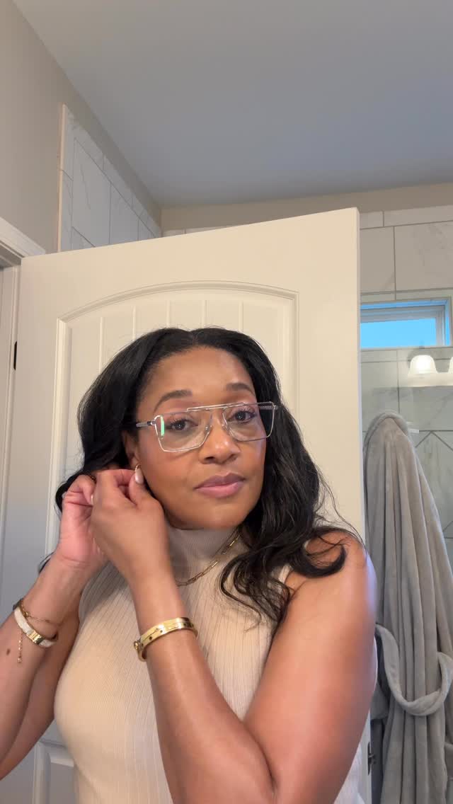 Sometimes it’s not about “me time”… it’s about nobody-needs-me time 🤭
And that’s exactly where your routine should feel simple, not overwhelming.
The Hello Beautiful Skin Method™ makes it easy:
Exfoliate → Reinforce → Seal
• Scrub: Massage onto clean, damp skin to lift buildup and smooth texture
• Oil: Apply to slightly damp skin to reinforce and support the skin barrier
• Butter: Smooth over skin to seal everything in for lasting comfort
Three steps. Real results. No extra effort.
Because when you take care of your skin consistently, it stays balanced, comfortable, and resilient, so you can show up feeling like yourself every day.
#selfcare #SelfCareRoutine #Bodycare