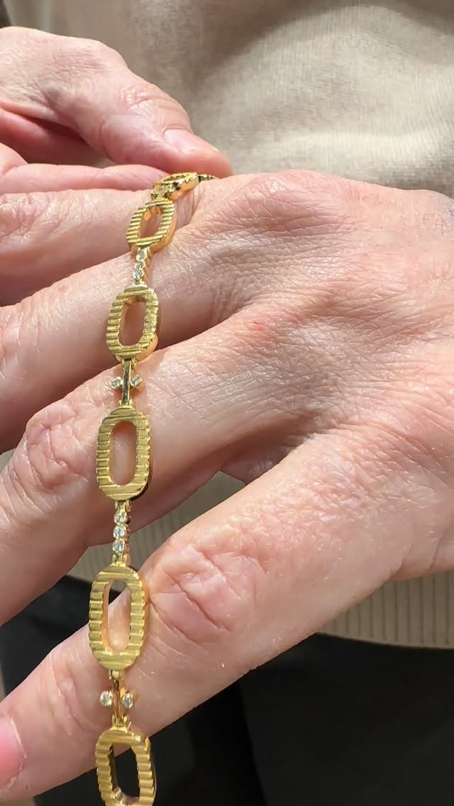 Come try our new Kion bracelet in store. Handcrafted in 14K yellow gold and diamonds.
#fotinipsarouli #fotinipsaroulijewellery #handmadejewelry #finejewelry