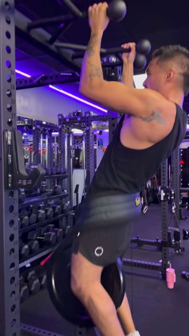 Weighted Pull-Ups @itsstevebrah Making it look easy 🔥🚀