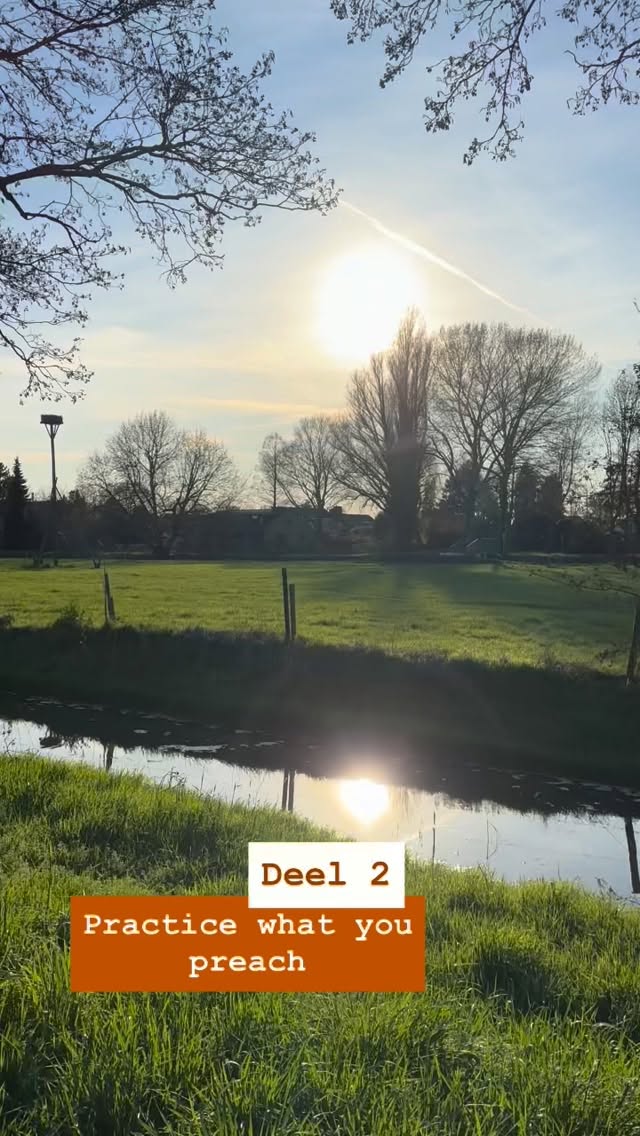 Ik heb lekker doorgepakt; dit is deel 2 van Practice what you Preach - is het nog te vroeg voor een afkorting? 👀 PWYP?
Anyway. Op de fiets van en naar werk zie ik de meeste mensen dit doen: oortjes in, blik op oneindig en zo snel mogelijk naar je bestemming. Schouders zo ongeveer IN de oren, half hijgend, en een gespannen trek op het gezicht. 😣
Deze keer deed ik dat bewust allemaal niet: geen muziek op, schouders omlaag, versnelling een tandje lager, rustig ademen door de neus en vooral genieten van het uitzicht 🌸
Ga jij dit ook doen op je eerstvolgende fietstochtje? Ook al fiets je daar elke dag. Wie weet komt die mooie boom vandaag wel tot bloei of zit de ooievaar op z’n nest! 🥰
#practicewhatyoupreach #mindfulfietsen #nietzweverigweleffectief #schouderslaag #neusademhaling