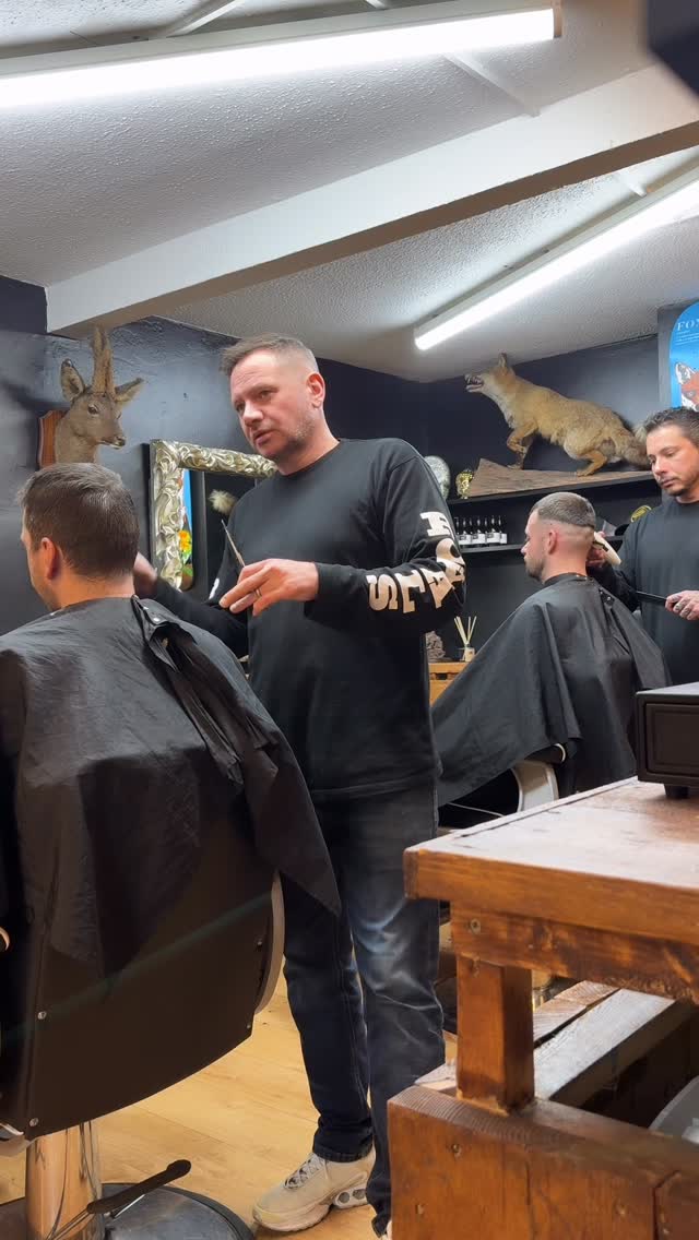 In their element. Precision, skill and attention to detail in every cut 👌🏼
Book in with the team at Royals Barbershop via the link in our bio!
#barbershoproyals #royalsbarbershop