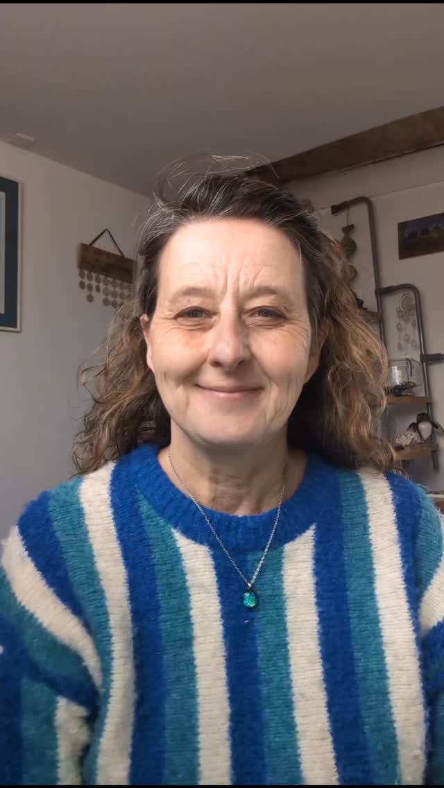 Les phobies peuvent être de toutes sortes. Elles sont toujours liées à des vies antérieures. Cette femme a la phobie des médecins et une intolérance au gluten, au lactose et a la tomate.
Elle a été déportée. Elle était enceinte de trois enfants.
Une fois arrivée au camp, elle a été envoyée dans l'espace médical ou on a enlevé ces enfants de son ventre. Ils n'ont pas survécu à cette expérience.
Dans cette vie, cette femme c'est fait la promesse de ne plus faire confiance aux médecins. Donc dès qu'elle doit aller faire des soins médicaux, elle a de la tachycardie et elle est très angoissée.
Elle a de plus une intolérance au gluten, au lait et à la tomate car cela lui rappelle sa vie d'avant et c'était intolérable ce qui s'est passé.
Nous avons donc corrigé la ligne de temps, supprimé cette promesse et tout devrait rentrer dans l'ordre rapidement.
Et vous qu'est ce que vos intolérances alimentaires veulent vous dire ? Qu'est ce que vous trouvez intolérable ?
#phobiemedecin #intolerance