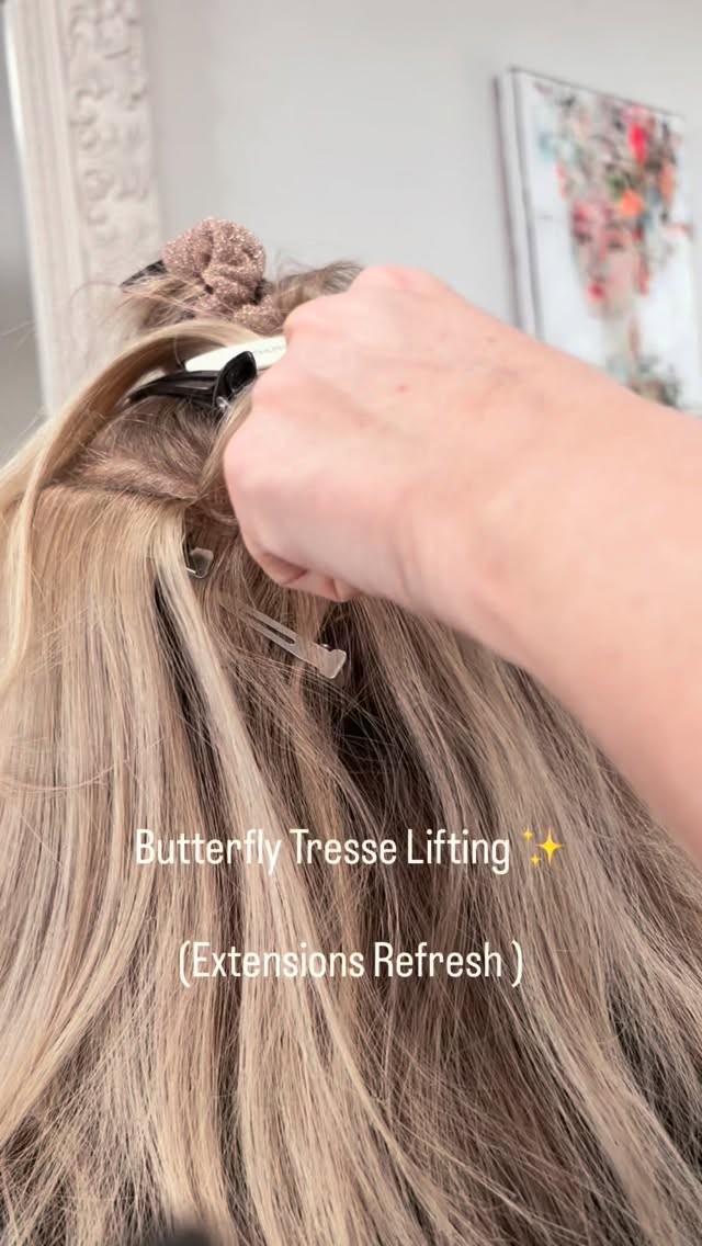 Butterfly Tresse Lifting ✨ (Extensions Refresh)
Du liebst Extensions – aber der Ansatz ist rausgewachsen? Genau dafür gibt’s unser Lifting.
✅ Mikringe nach oben setzen
✅ Übergänge wieder unsichtbar
✅ Sitz & Komfort checken (nichts ziept, nichts rutscht)
✅ Ergebnis: wie frisch gemacht – nur schneller
👉 Ideal nach 6–10 Wochen (je nach Haarwachstum).
Wichtig: Vor jeder neuen Extensions-Arbeit starten wir mit dem Extensions Check (Beratung), damit Methode, Farbe & Menge perfekt passen.
➡️ Termin über Link im Profil
Wenn online nichts frei ist: WhatsApp (Wunsch + 2–3 Terminvorschläge) – wir melden uns schnell.
#ExtensionsKüsnacht #Goldküste #ZürichExtensions #Haarverlängerung #Haarverdichtung Wefts Tressen BelHairKüsnacht CoiffeurKüsnacht CoiffeurZürich LuxuryHair FeinesHaar ExtensionsRefresh