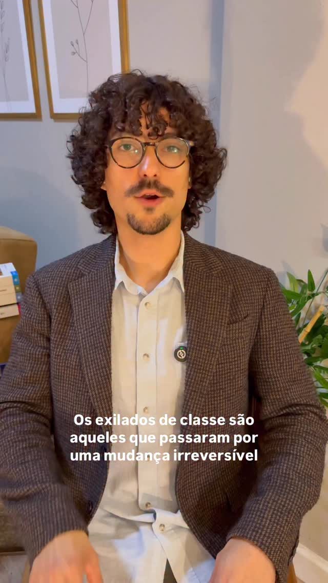 O trauma da pobreza pode levar à autossabotagem financeira quando a vida começa a melhorar. Quem ascende socialmente carrega por dentro a marca da escassez e passa a repetir padrões que recriam essa sensação. Alguns gastam tudo rapidamente. Outros guardam cada centavo com medo constante. Surge também a culpa por prosperar e o impulso de sustentar todos ao redor. Como esse movimento nasce no inconsciente, planilhas e métodos racionais sozinhos não resolvem.
#autossabotagem #finanças #traumadapobreza #neurosedeclasse #kalytonpsi
