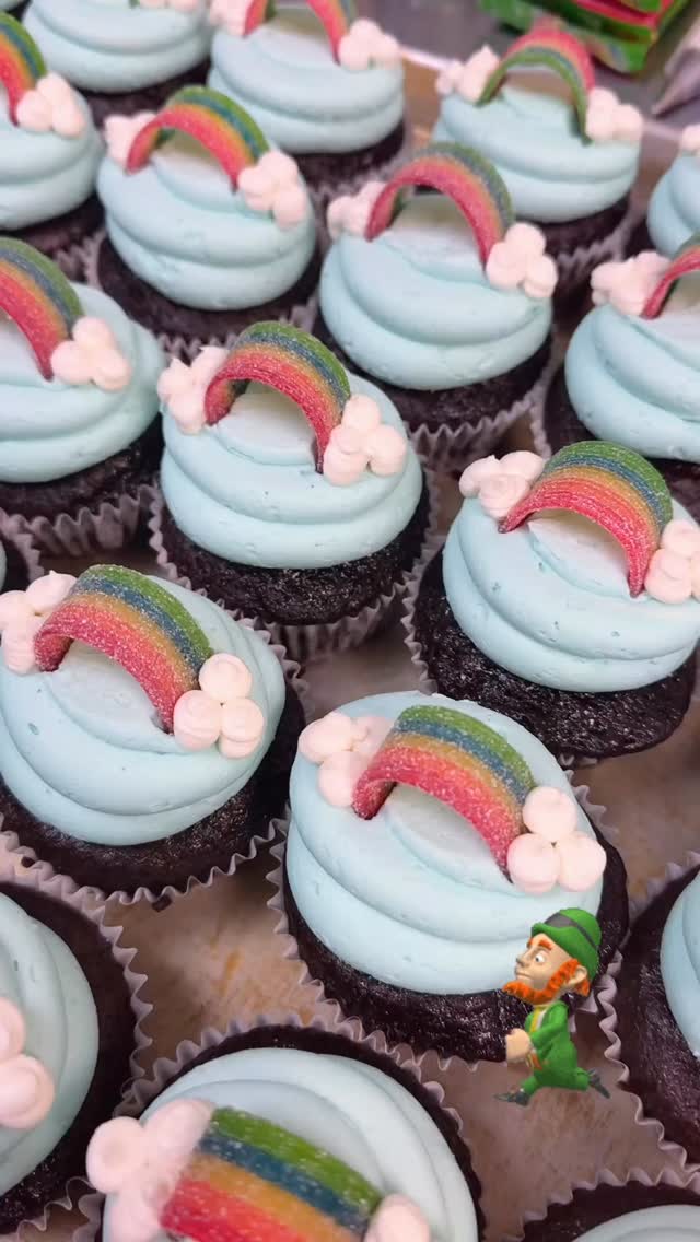 🍀St. Patrick’s Day cupcakes are ready for pickup!Run to Frost before they’re gone! Open 11am - 4pm today or when we sell out!!! 🍀🌈💚 #happystpatricksday #lucky #irish #green #cupcakes