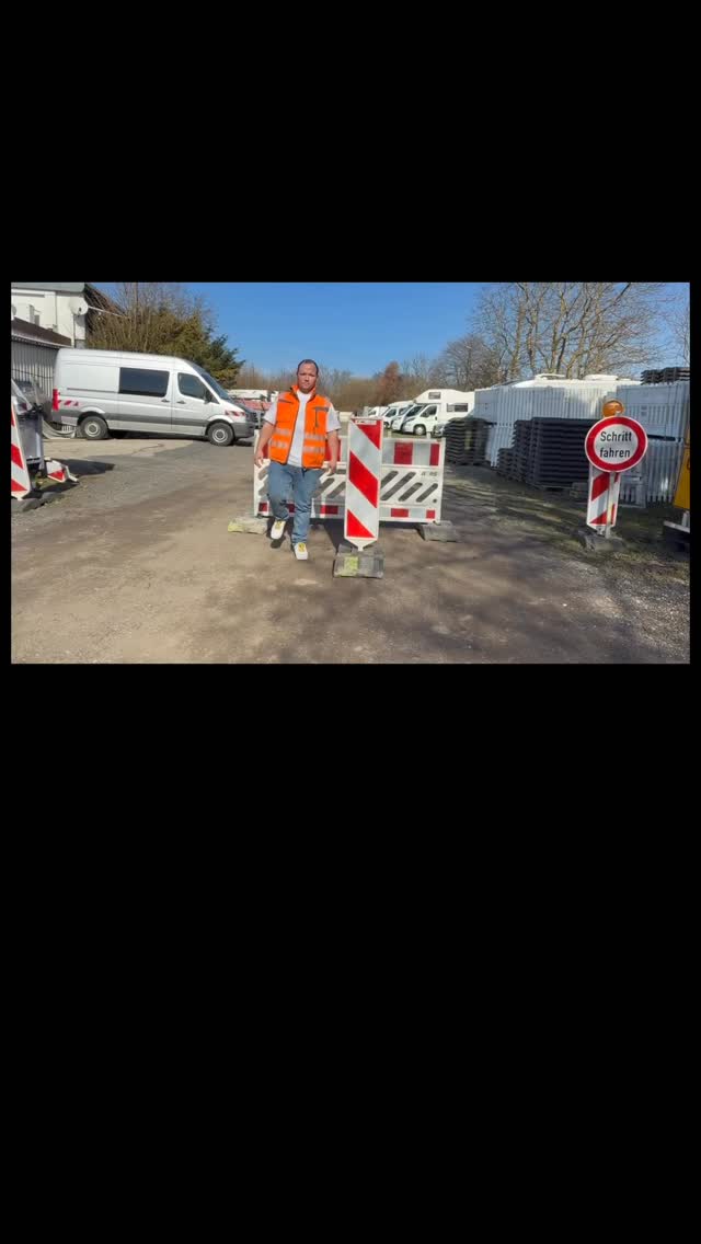 Gefühlt verfolgt dich jede Baustelle der Stadt? 🕵️♂️
Keine Sorge, du hast kein Pech, nur ein aufmerksames Gehirn:
• Der Filter-Effekt: Einmal über eine Sperrung geärgert, scannt dein Kopf den Horizont nur noch nach Warnbaken. Du siehst nicht mehr Baustellen, du bemerkst sie nur alle.
• Unsere Absicht: In der Verkehrssicherung provozieren wir das. Mit Neonfarben und Geblinke zwingen wir dich zum Hinsehen – Sicherheit geht eben vor. 😉
Dass du dich „verfolgt“ fühlst, ist also das Zeichen, dass unsere Absicherung funktioniert!
Welches Ding verfolgt dich gerade im Alltag? Schreib’s in die Kommentare!