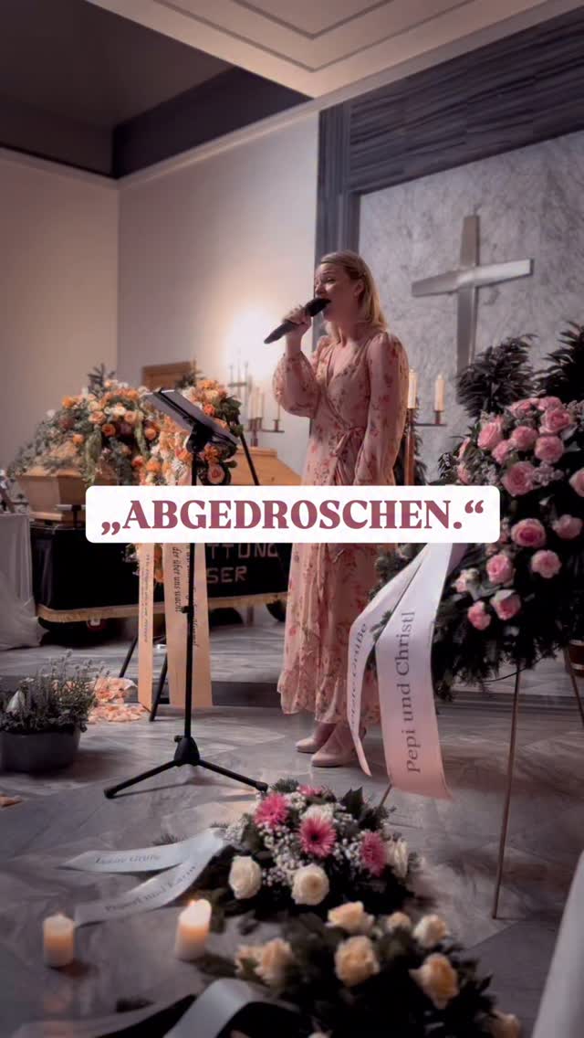 Zu oft gehört und trotzdem…
Manche Lieder tragen ein Etikett.
Zu bekannt. Zu „abgedroschen“.
Und dann kommt aber dieser eine Moment, in dem es plötzlich genau das sagt, was auszusprechen doch so schwer fällt.
Auch bei „Time to Say Goodbye“ scheiden sich die Geister und dennoch war es jedesmal so stimmig & besonders, wenn ich es bei Trauerfeiern singen durfte.
☝🏼 Für mich gibt es da schon lange kein Klischee mehr
Bitte selektiert nicht nach dem „Abgedroschenheitsgrad“, sondern entscheidet euch bewusst für Lieder, die sich für EUCH stimmig anfühlen 🤍
TRAUER
BEERDIGUNG
GESANG
#trauersängerin #trauer #abschied #timetosaygoodbye #beerdigung
