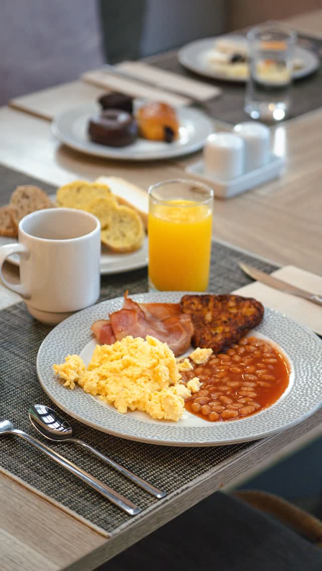 Desde el primer aroma del café en nuestro desayuno buffet hasta ese brindis al atardecer que sabe a pura calma. En nuestro resort, cada momento tiene su propio sabor y cada bocado es una excusa para celebrar.
Despierta con energía, disfruta de un almuerzo con vistas y despide el día con la coctelería más exclusiva. Porque aquí, la gastronomía no es solo comida, es el hilo conductor de tu descanso.
¿Cuál es tu momento favorito del día? Te leemos 👇
DoubleTree by Hilton Islantilla Beach Golf Resort +34 959 204 500
#DoubleTreeIslantilla #GastroExperience #Islantilla #HiltonDining #BreakfastToCocktails FoodieTravel