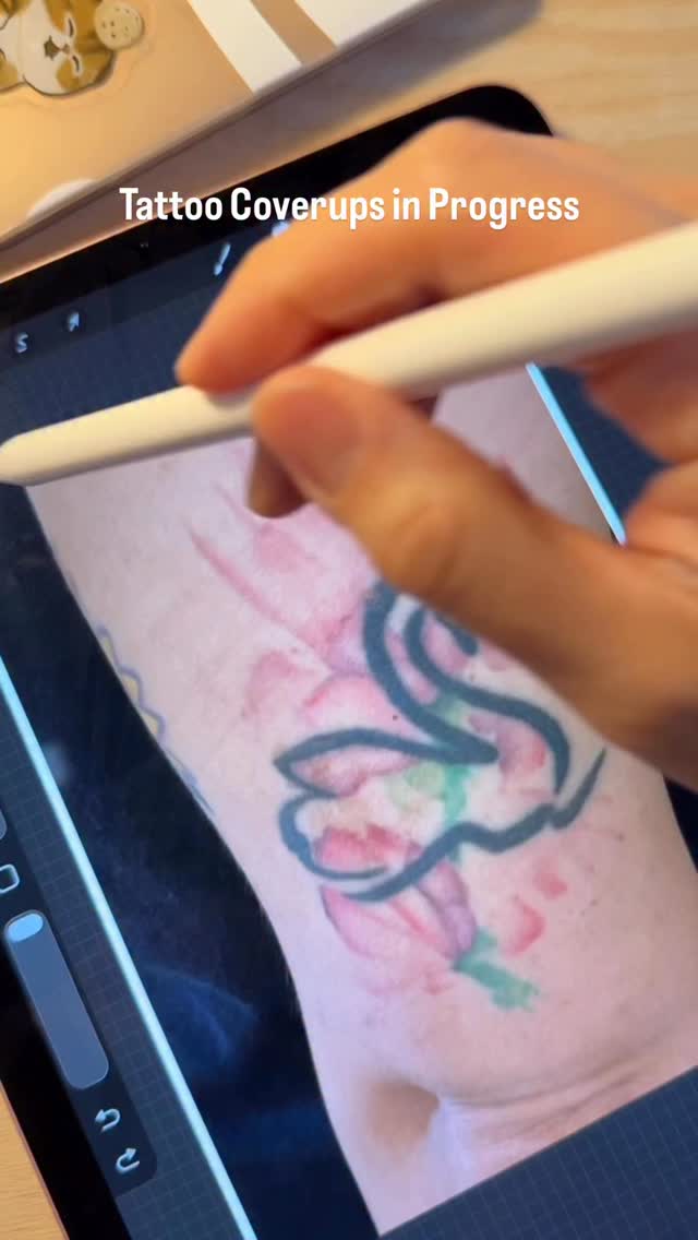 Tattoo coverups in progress! First, a rough sketch is made on the photo. A printed stencil may not work as well as freehanding the design over the existing tattoo. Thank you for trusting me to work my magic on you✨
#tattooinprogress #coveruptattoo #tattoocoverup #coveruptattooartist #losangelestattoo