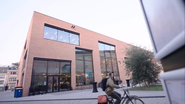 The people who showed up will never know how much it meant to me 🫶🏻
3 maart was een avond die ik NOOIT zal vergeten.
Misschien zie je jezelf ergens in deze videobeelden. Zo ja: deel hem!
Zo nee: ook delen pls🥹 Means the 🌎
En voor wie het boek nog niet heeft:
Van Rouw naar Kleur is nog steeds verkrijgbaar. Link in biooooo🔥
Geluid aan voor een korte recap👌🏻
Dankjewel iedereen die het boek en de voorstelling mogelijk maakten:
Host @studio.autentiek
Sound Healing @straalmetyati
Live muziek @lampadeir_ @blommaertamber @rover.project_
Videografie @videoroyal.be
Fotografie @de_sutter_photography
Grafische vormgeving @studio.oneoak
Digitalisatie/productshoot @digitaltalesbe @pixlyshop
Taalcorrectie @greteleeckhout
Locatie & techniek @bibliotheek_utopia Veerle
Catering @utopiacafe.aalst
Achter de schermen @lissadenewet & Joeri
#utopiaaalst
#boekvoorstelling
#vanrouwnaarkleur
#aftermovie