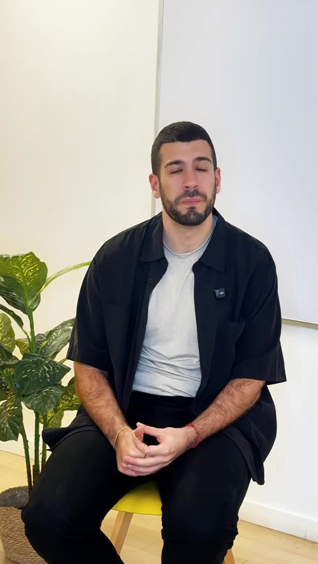 La Soledad es una Trampa
Porque el aislamiento del sentir genera que lo retroalimentemos y que tampoco recibamos de forma verídica lo que realmente sucede.
Es decir:
📍 Nos convencemos de lo que nos decimos: si soy inseguro daré más foco a todos los sucesos que me confirmen que sí, soy inseguro.
📍 No vemos aquello que nos dice los contrario: si soy inseguro, voy a infravalorar todos aquellos momentos que mostré seguridad y determinación.
Los procesos psicológicos de saboteo buscan no cambiar, y eso implica quedarte donde estás, incluso si es un lugar desagradable.
#psicologia #psicologiasocial #liderazgo #saboteadores #psicologiadeltalento