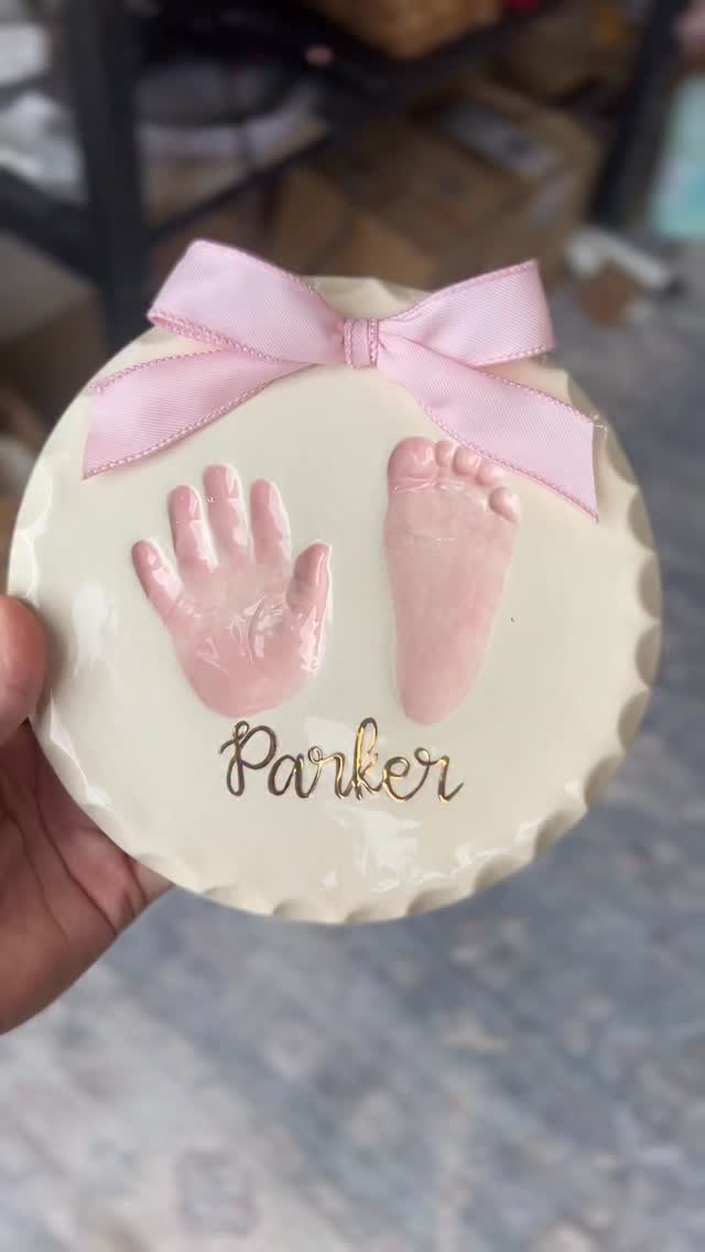 HOT TAKE- if the middle name means something to you, add it to the plate 🫶 both my kids’ middle names are family names- Lee after my mom & Thomas’ dad (it’s BOTH of their middle names) and Estelle after my MawMaw on my moms side.
Does your child have a family name? Let me know in the comments then book an appointment through the link in my bio to create a keepsake plate of your own.