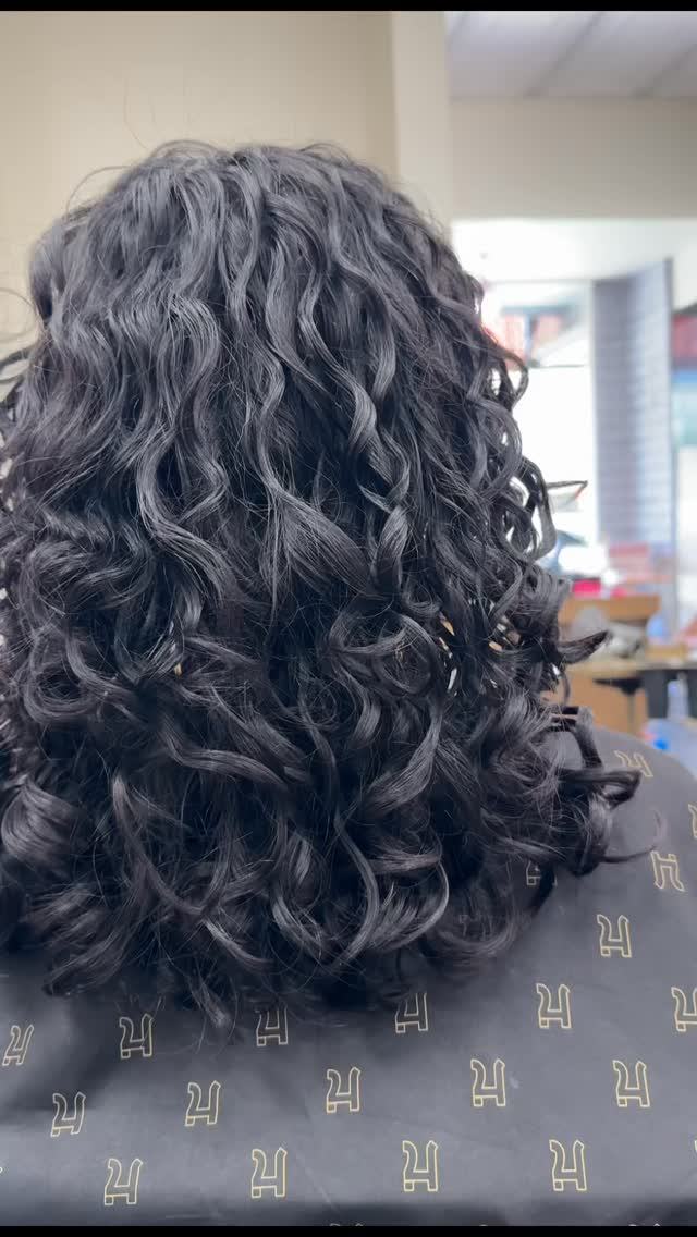 So grateful to educate with @hanzonation and help stylists gain confidence behind the chair with textured hair.
Because when you understand curls, everything changes.