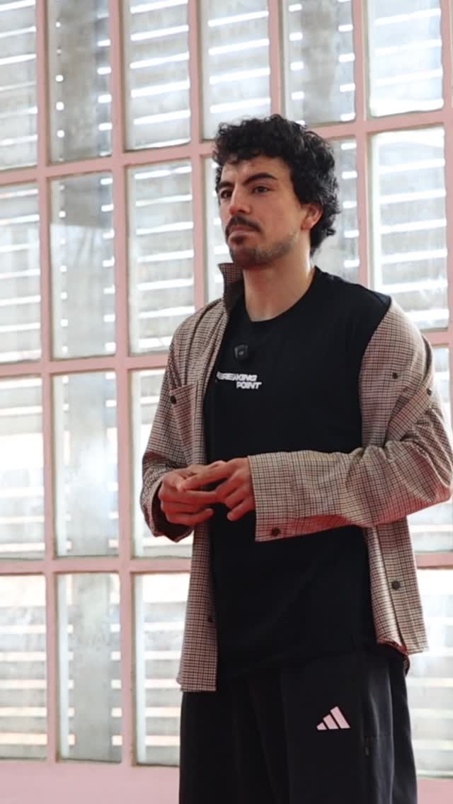 Aprender breakdance (Breaking)no empieza cuando haces tus primeros pasos, sino cuando entiendes su historia, su cultura y su esencia dentro del hip hop.
Es ahí donde realmente comienzas a evolucionar como b-boy o b-girl.
El breaking es más que un estilo de baile urbano: es una forma de vida, una manera de expresarte y de construir tu identidad a través del movimiento.
Con el tiempo, evolucionas.
Exploras nuevas calidades, amplías tu vocabulario de movimiento y desarrollas tu propio estilo dentro de la danza urbana.
No te quedes solo en lo purista. Si amas el breaking, hazlo tuyo. Solo así podrás crecer, diferenciarte y conectar de verdad con la cultura.
#Breakdance #HipHopCulture #StreetDance #BBoyLife #DanceEvolution