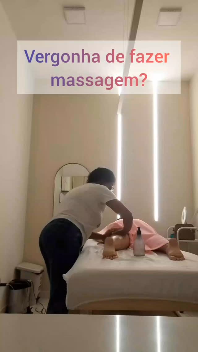 Antes de cada atendimento existe um cuidado silencioso.
A maca preparada, as toalhas organizadas, o ambiente em harmonia…
tudo para que cada pessoa que chega aqui possa realmente desacelerar e relaxar.
A massoterapia é mais do que uma técnica.
É um momento de pausa para o corpo e para a mente.
✨ Seu corpo também merece esse cuidado.
📩 Agendamentos no direct
Atendimento com horário marcado.
#massoterapia
#autocuidado
#bemestar
#relaxamento
#terapiacorporal