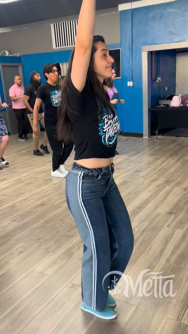 Spins drills 🍥
Because we build technique and muscle memory through repetition ✨
We have beginner classes and bachata level 2 in ABQ and Santa Fe
Level 3 Bachata in ABQ requires instructor approval.
#mettadancecollective #lovingkindness #bachatacommunity #dancetraining