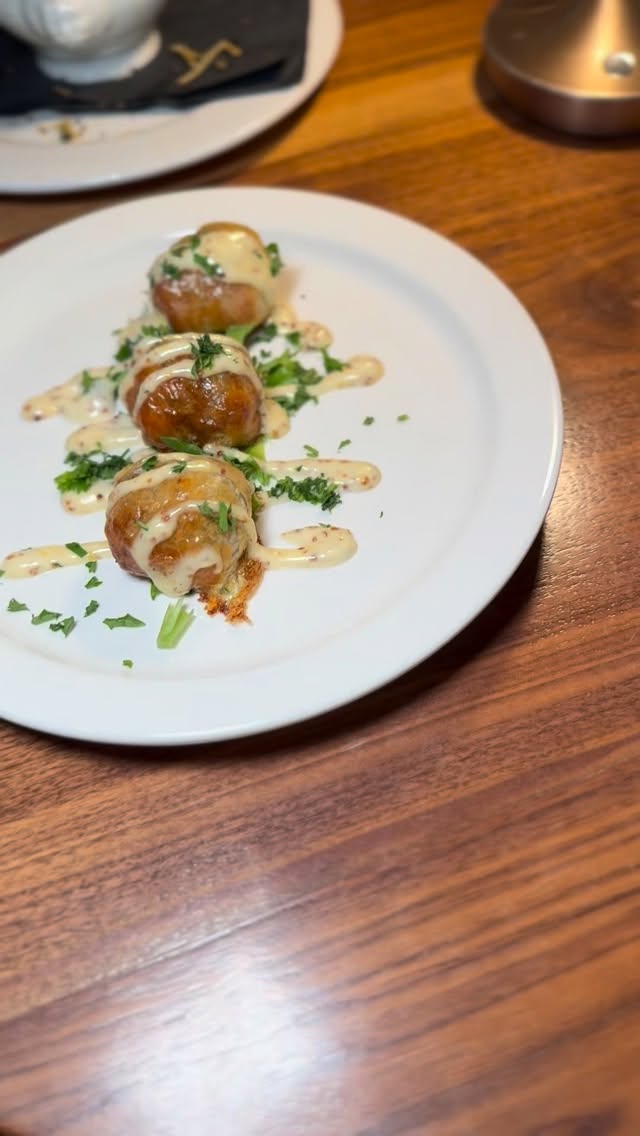 Q Hour‼️ All menu items (food & drink) just $12.27. 🔥
Available Mon - Thurs 4p - 6p & Fri 3p - 6p. *Bar & cocktail seating / Dine-In Only