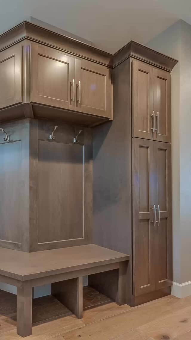 First impressions matter, but most hallways end up being a dumping ground for coats, shoes, bags and everything else 👟👠🎒💼 Our bespoke cloakrooms and bootrooms create tidy, organised entrance storage tailored to your family and your space 🏡
📞 Call 01268 201900 for a free design consultation.
#CloakroomsEssex #EntranceStorage #BespokeCloakroom #HallwayStorage #EssexBootrooms