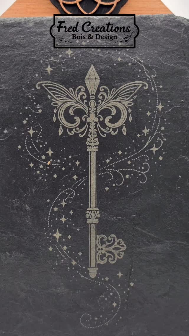 Une nouvelle création vient de sortir de l’atelier.
J’avais envie de créer une boîte à clés différente :
du bois, une porte en ardoise… et une clé féérique gravée.
Un objet simple, utile, mais avec un peu de magie pour l’entrée de la maison.
Fabriquée dans mon atelier, au cœur des Pyrénées.
Et vous…
Vos clés traînent sur la table ou vous avez déjà une boîte à clés ? 🔑
#artisanat #cle #magie #fairy #decorationinterieur