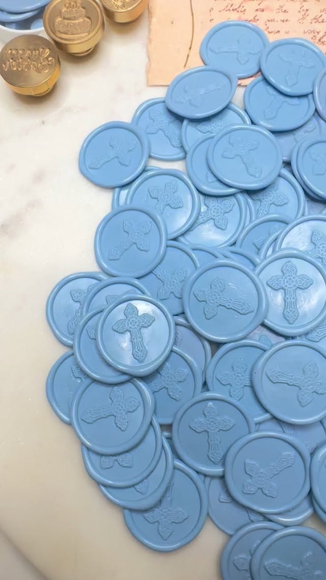 🙏 Our Cross wax stamp in Dusty Blue - such a gorgeous colour.
Celebrating Easter is not always about Bunnies! With only a few weeks left, now is the time to get your wax seals on!
#Easter #WaxSeals #HappyEaster #DustyBlue #WaxSealStickers