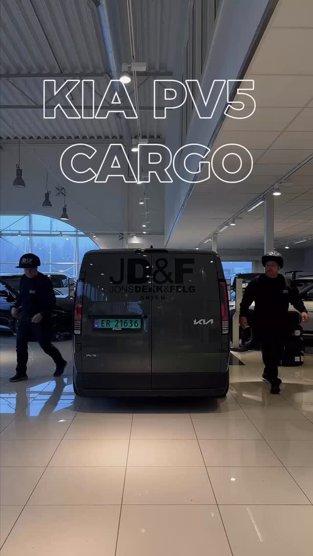 Overlevering av KIA PV5!
Jon og Arve fra @jonsdekkogfelg hentet sin Kia PV5 Cargo i dag - og den ble raskt satt på prøve 💪 Med hele 17 stk lastet i varerommet viser den virkelig hva den er god for!
Gratulerer med deres nye varebil! Denne kommer til å bli perfekt for dere 🛞 Vi takker for tilliten!