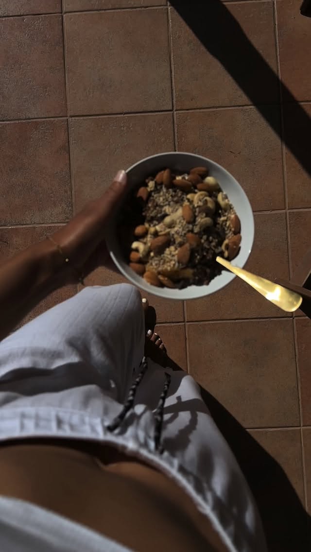 kann mich mal jemand kneifen? 🥹🤏🏽 Kann’s manchmal selbst nicht glauben, dass das echt mein Leben ist ✨🌞🐚
#dreamlife #traumleben #islandlife #surf #freiheit