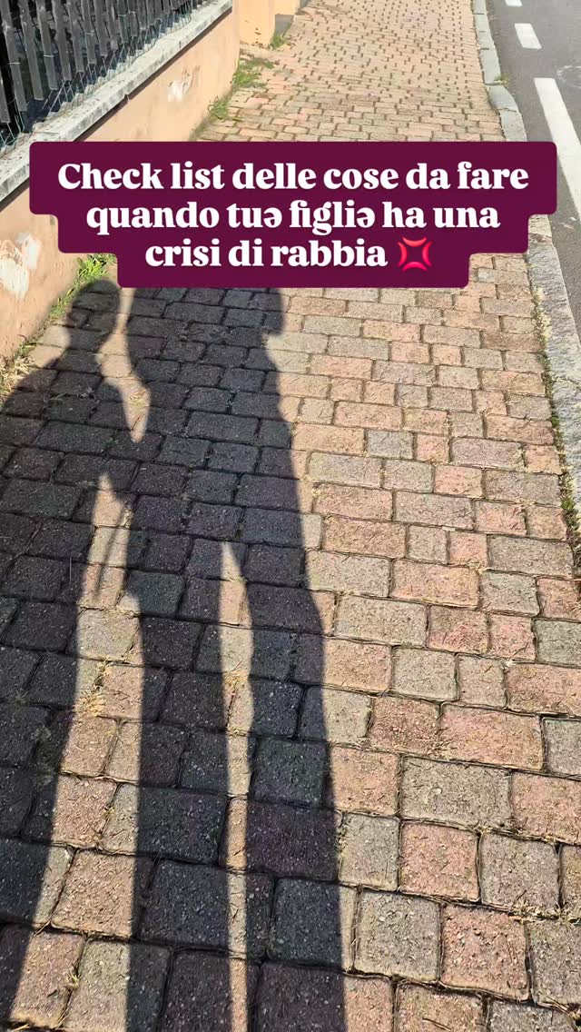 Checklist:
cosa fare quando tuə figliə ha una CRISI DI RABBIA
✅ FERMA I TUOI PENSIERI
Respira profondamente concentrati nel percepire il tuo corpo senza prestare attenzione al rimuginio dei tuoi pensieri: se tu resti regolatə, le probabilità che anche ləi si calmi aumenteranno.
✅ OFFRI UNO SPAZIO SICURO
Allontana oggetti pericolosi e crea spazio: lascia che possa muoversi senza fare o farsi male.
✅ RICONOSCI L'EMOZIONE
Dai voce a quello che prova: "Vedo che sei arrabbiatə perché non vuoi spegnere la TV".
✅ INCANALA LA REAZIONE
Un cuscino da stropicciare, fare dei saltelli oppure una corsa sul posto. L'obiettivo? Far muovere il corpo.
✅ RESTA VICINO E DISPONIBILE
So che è difficile stare nelle emozioni altrui, ma non lasciarlə solə nella sua rabbia: la tua presenza è la chiave.
(ps. se non hai abbastanza spazio emotivo, allontanati per pochi secondi per poi tornare oppure chiedi all'altro genitore di sostituirti)
✅ CONTA
Indicativamente un'emozione si manifesta per 90 secondi nel corpo. Conta fino a 90 e permetti al picco chimico di fare il suo corso.
✅ RESTA IN SILENZIO
Lascia le parole per dopo, quando la tempesta sarà passata.
Ci sarà sicuramente occasione per aiutalo a riflettere su quello che è successo.
✨ Su quale punto fai più fatica a stare? A fermare i pensieri o stare in silenzio? Parliamone nei commenti 💛✨