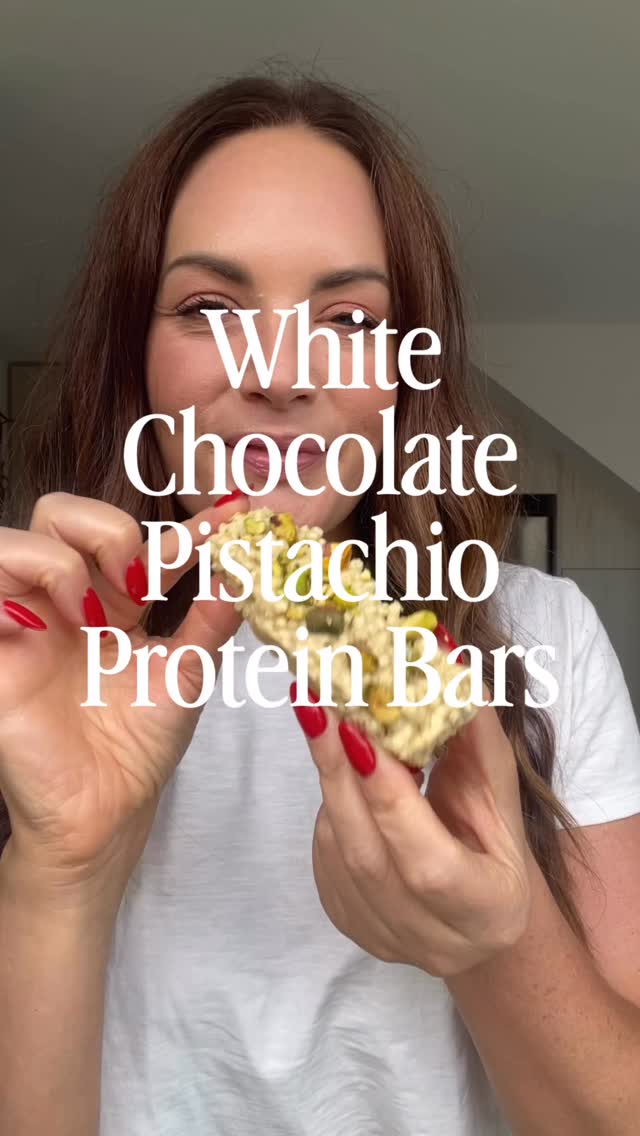 White Chocolate Pistachio Protein Bars
1 block of @whittakersnz White Block
150g @freshlifefood Soy Protein Crisps
100g Pistachio Spread
2 tbsp @lakoanutrition salted vanilla protein powder (OPTIONAL)
40g Pistachios
Melt the white chocolate and pistachio spread in the microwave. Stir in the protein powder if using and pour the mixture over the soy protein crisps. Mix well and add to your mould, I used bars but you could use a muffin tin. Topped with crushed pistachios and refrigerate for 1hr and enjoy.
#noproteinpowderproteinbars #highproteinsnack #proteinbarrecipe #healthcoachnz #mealprepsnacks