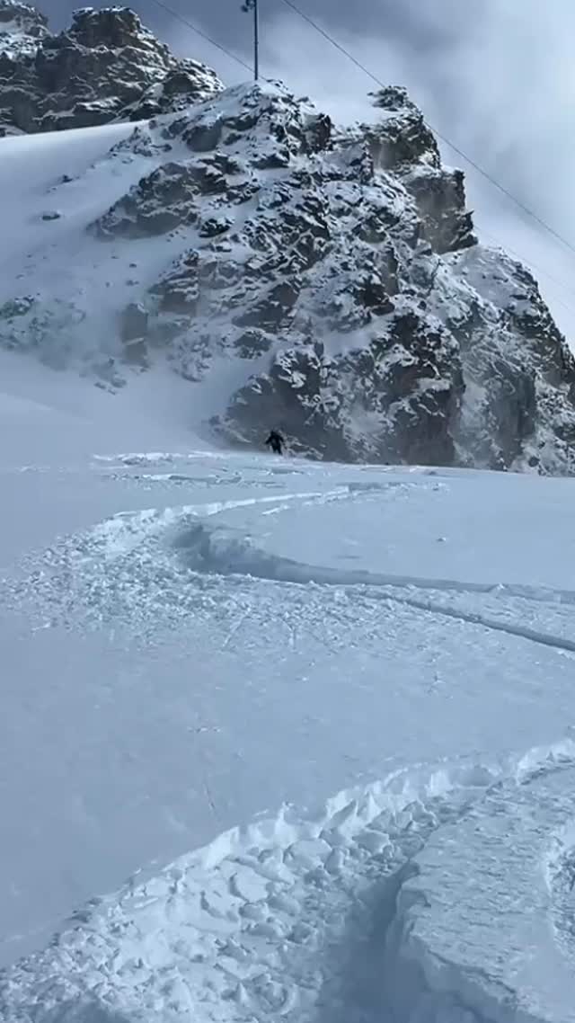 Last night brought some fresh snow!!! Thank you @camp_enhaut for the video!