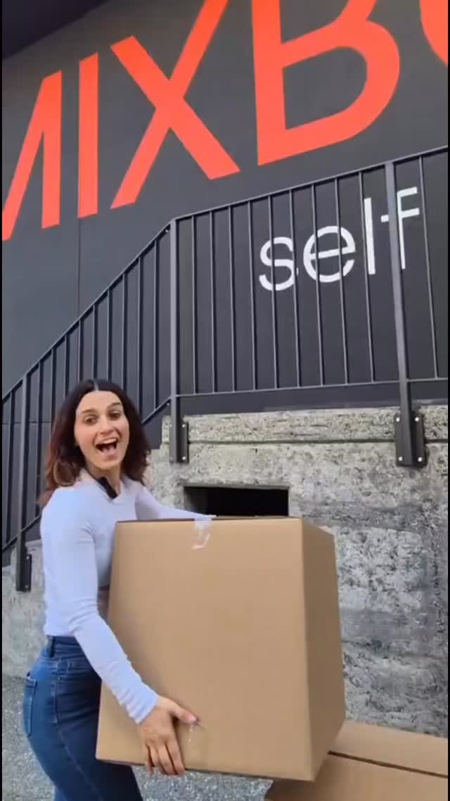 Non sai più dove mettere le cose?
Che sia per liberare casa, riordinare l’ufficio, gestire un cambio stagione… o durante un trasloco quando non sai temporaneamente dove mettere tutto, avere uno spazio extra può davvero fare la differenza.
📍 A soli 10 minuti da Bellinzona – uscita A13 Grono – MIXBOX è il nuovo Self Storage moderno e sicuro del Moesano, facilmente raggiungibile da tutto il Ticino.
Cosa trovi?
✅ Box di diverse dimensioni, con altezza generosa per sfruttare tutto lo spazio in verticale
✅ Affitto flessibile a partire da 1 mese
✅ Prezzi da CHF 1.50 al giorno per m² – tra i migliori rapporti qualità/prezzo della regione
✅ Assicurazione inclusa
✅ Accesso con codice personale (niente lucchetti)
✅ Videosorveglianza attiva 24/7
✅ Sistemi antincendio e ambienti temperati
✅ Arrivi con l’auto direttamente davanti all’ingresso
✅ Carrelli a disposizione e corridoi ampi
✅ Personale presente negli orari d’ufficio
📞 Chiamaci o scrivici su WhatsApp: +41 79 664 31 95
Scopri di più sui nostri magazzini e box deposito
👉 www.mix-box.ch
Grazie a @chiara_berti83
Mix Box Grono / Magazzini e box deposito / Magazzini in affitto Moesano / Trasloco
#MixBox #SelfStore #Grono #StorageSvizzera #Selfstorageticino