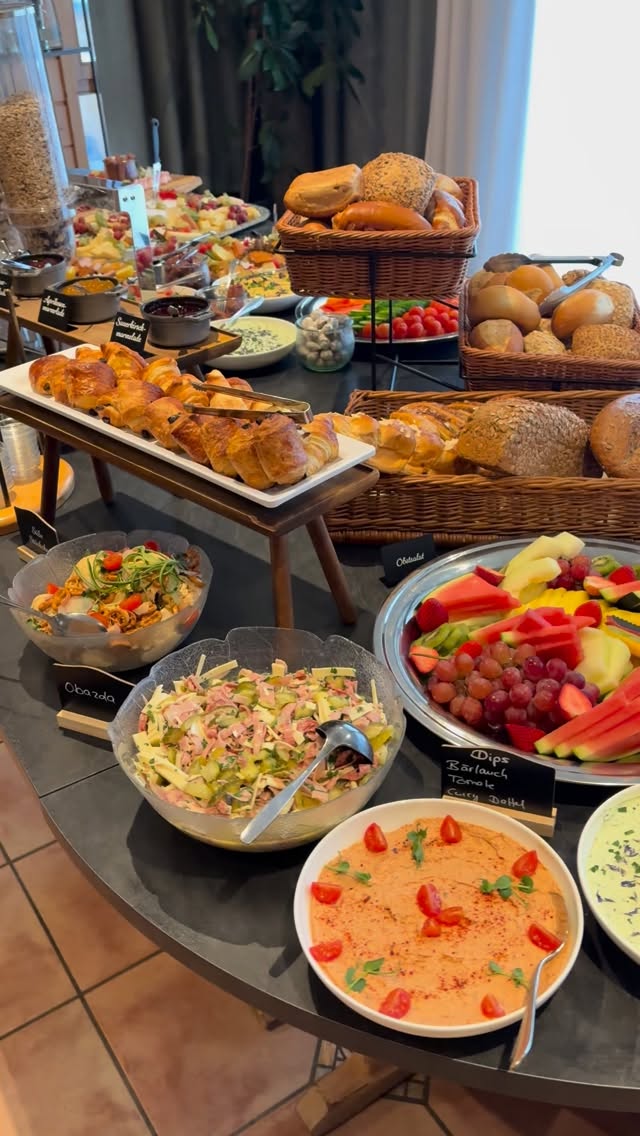 Gemeinsam brunchen, feiern und genießen. 🥐☕️
Unser Brunch für größere Gruppen ist ideal für Geburtstage, Firmenfeiern und besondere Anlässe. Auf Anfrage und gerne auch in Kombi mit warmem Essen.
Für alle, die entspannt zusammenkommen und dabei richtig gut essen wollen. 🥂
#brunch #wertheim #bestenheiderstuben #frühstückszeit #frühstücksliebe