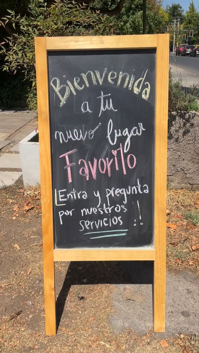 Cuando una se escucha de verdad… cuando se conecta con lo que ama, con lo que vibra, con lo que es…
La vida empieza a abrir puertas ✨
Y esas puertas, cuando se cruzan con personas lindas, generosas, que ven tu energía… todo simplemente se potencia 🤍
Mañana parto en este espacio tan especial, con la agenda llena y el corazón agradecido.
Gracias Pau @kinav.mujer por la confianza, la generosidad y por abrirme las puertas de este lugar que es tu hogar 💓
Sabían que además que aquí pueden encontrar muchos tratamientos pensados para nosotras: masajes, uñas, ejercicios de piso pélvico y más @womanlab2025 ✨
📍 Metro Escuela Militar
🚗 Estacionamiento gratuito
Si quieres agendar tu sesión de lactancia o perforación de aritos, puedes hacerlo directamente en el link de mi bio 🤍
PD: sabían que a la Pau la conocí en mi último embarazo, fue mi kine y la única que hacía domicilios en pandemia y hoy me abre las puertas de su espacio para hacer lo que amo 🤍