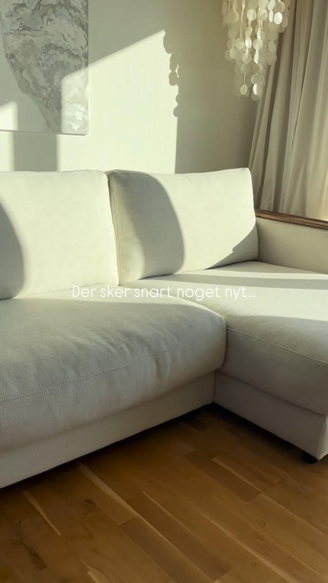 SÆLGES!!🛋️
Flot offwhite sofa med chaiselong og aftageligt betræk. Sofaen står flot og nyvasket - klar til at flytte ind i et nyt hjem, hvor den kan skabe mange timers glæde for dig og dine kære🤗🎞️
Inkl. Brun bakke til at placere drikkevare på.
Mål:
Længde: 320cm
Dybde: 1 m, m/ chaiselong 145cm
Siddehøjde 35cm
Ryghøjde m/hynde 82cm.
Armlæn højde 60cm
Siddedybde 65cm
Model: Highend
Købt hos Boshop i Århus
Nypris: 24.000kr
Sælges for: 5.500kr
Hjemmelavet sofabord i planker med hvid metal stel og ekstra opbevaringshylde til magasiner.
Mål: Ø90cm H46 cm
Sælges for: 450kr
Sofaen og sofabordet sælges separat og afhentes i Svendborg👍🏻
Send mig en pb for interesse🙋🏼♀️🌿✨
#sofa#sælges#stueindretning#svendborg#boligindretning