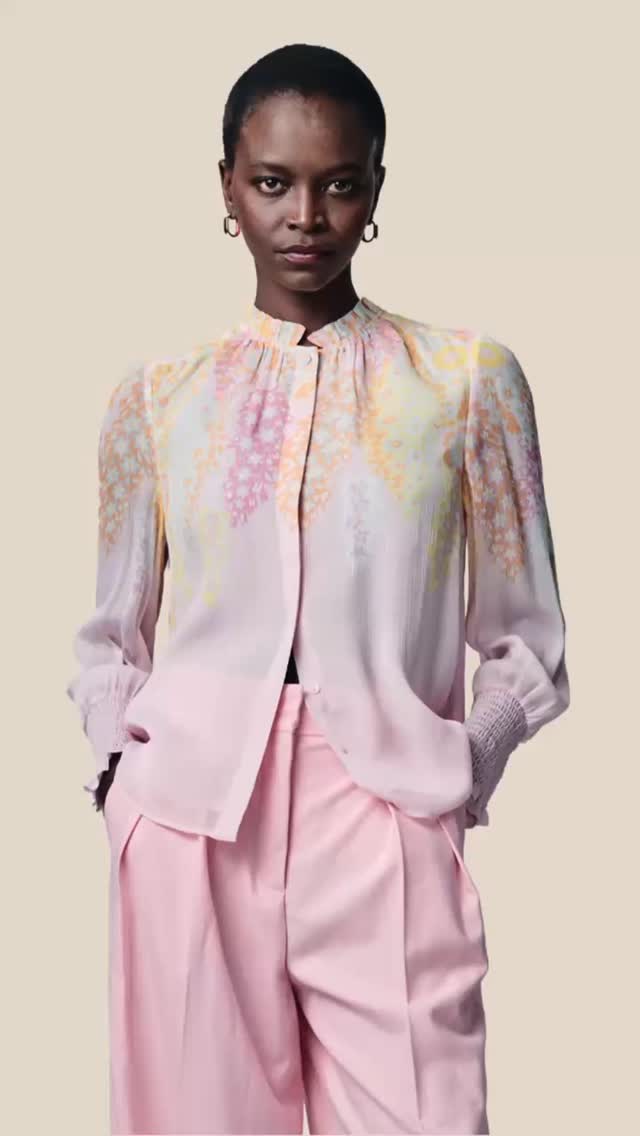 Ein echtes Herzens-Label 🤍✨
Nicht ganz alle unsere Marken kommen aus Italien. Eine ganz besondere Ausnahme ist @herzens – früher bekannt als HERZEN’S ANGELEGENHEIT.
2009 gründeten Alcidia und Michael Kramer in Bremen ihr Label, inspiriert von Familie, Nähe und dem Wunsch, Mode mit Gefühl zu schaffen. Seit vielen Jahren verbindet uns eine enge, vertrauensvolle Partnerschaft.
Vier Kollektionen pro Jahr, luxuriöse Strickgarne wie Kaschmir und Merinowolle 🧶, feminine Seidenstücke mit ausdrucksstarken Prints: HERZENS ist bei @modegamma nicht mehr wegzudenken.
Komm vorbei und entdecke die aktuellen HERZENS-Lieblinge 🤍🤍🤍 in unserer Frühlingskollektion.
#ModeGamma #anziehendanders #Herzens #90JahreModeGamma #Lieblingslabel #Muenchwilen #fashiontrends